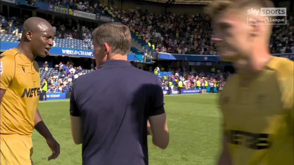 Roy Keane speaking to soccer players on the field.