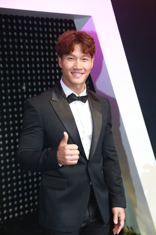 Kim Jong-kook giving a thumbs up.