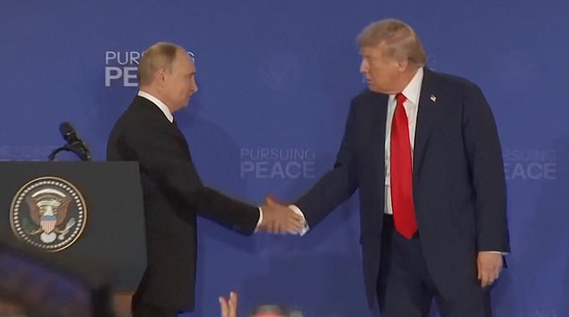But by the end of their three-hour meeting in Anchorage, Alaska, the leaders' parting handshake was less chummy, according to a body language expert