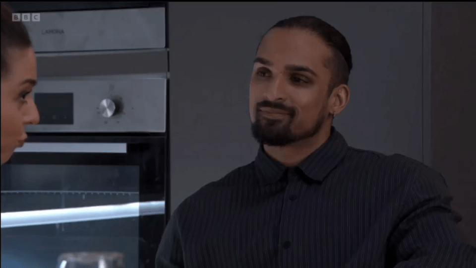 Ravi asks Priya to rekindle their relationship.