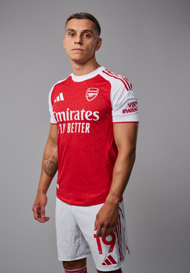Leandro Trossard in Arsenal jersey.