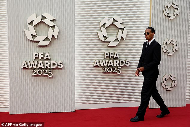 Liverpool skipper Virgil van Dijk went for the cleanest of looks as he made he entrance to the event