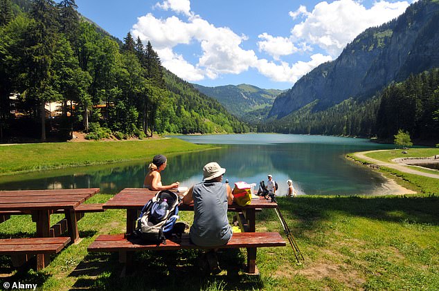 Try trail running, mountain biking, hiking or paddleboarding on Lac de Montriond ¿ there¿s no need for a gym when nature¿s own fitness centre is all around you