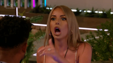 Faye arguing with Teddy on Love Island.