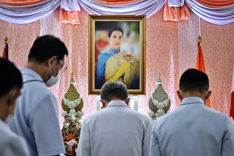 People bowing before a portrait of Princess Bajrakitiyabha Mahidol.