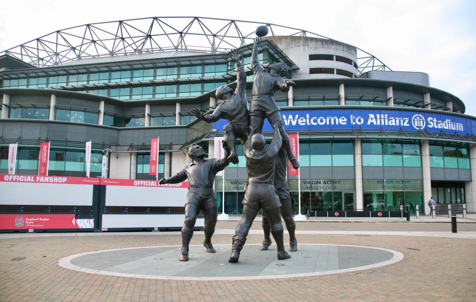 Bronze statue of rugby players outside Allianz Stadium.