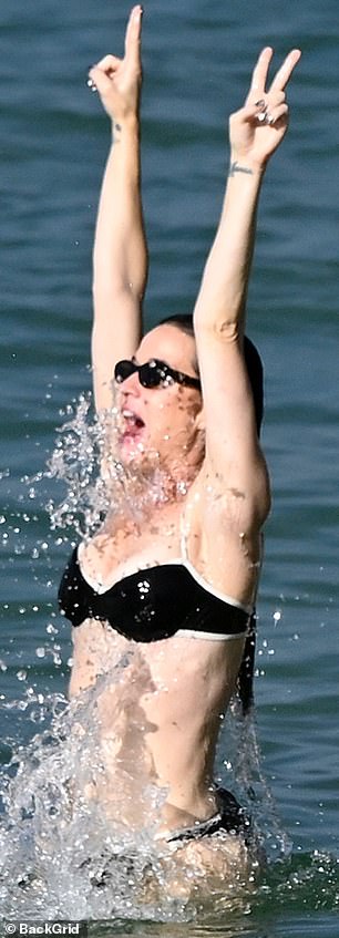 Now at the center of romance rumors with former Canadian prime minister Justin Trudeau, Katy kept a smile on her face and retained her usual ebullient disposition