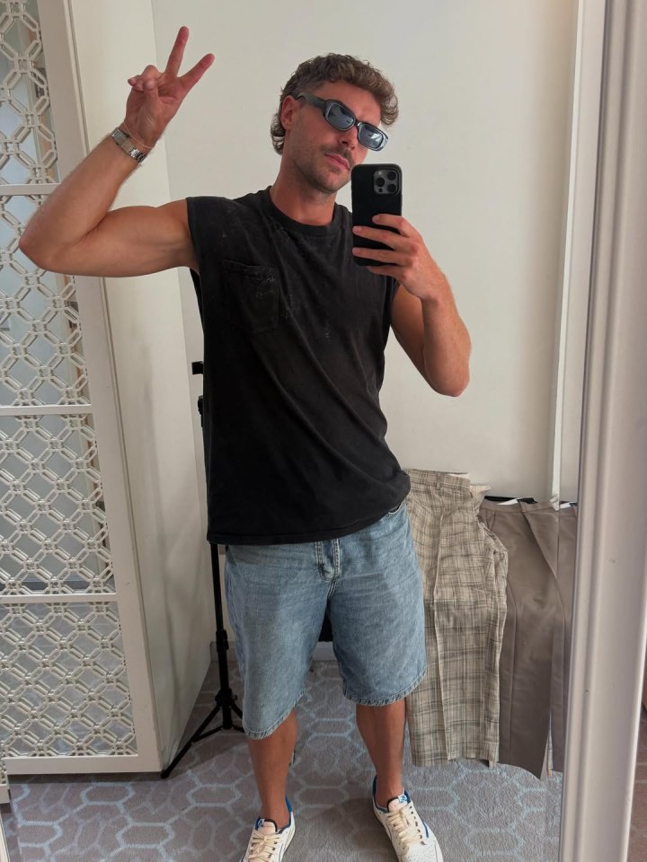 Harry from Love Island taking a selfie.