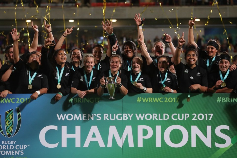 BELFAST, NORTHERN IRELAND - AUGUST 26: Fiao'o Faamausili of New Zealand lifts the trophy following the Women's Rugby World Cup 2017 Final between England and New Zealand on August 26, 2017 in Belfast, United Kingdom. (Photo by David Rogers/Getty Images)
