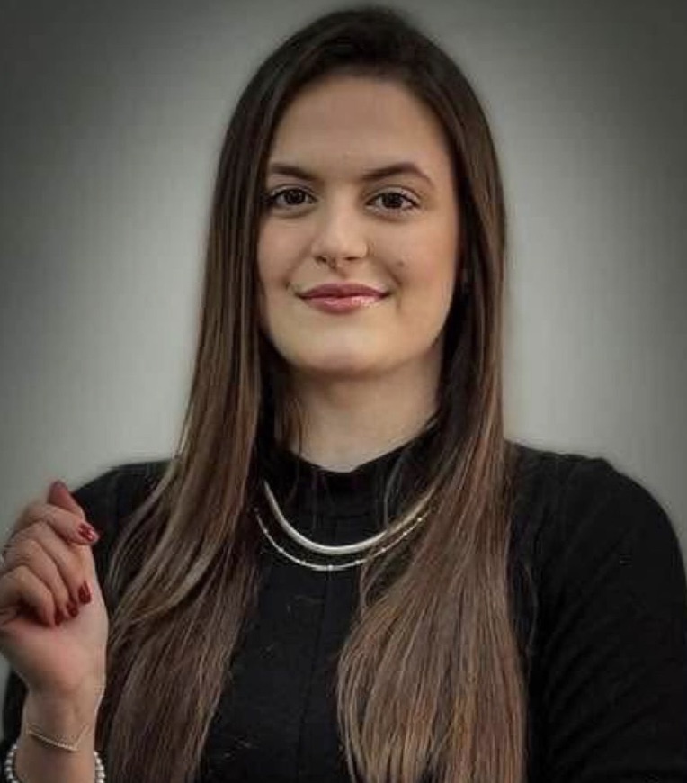 Photo of Letícia Paul, a law graduate who died from an allergic reaction.