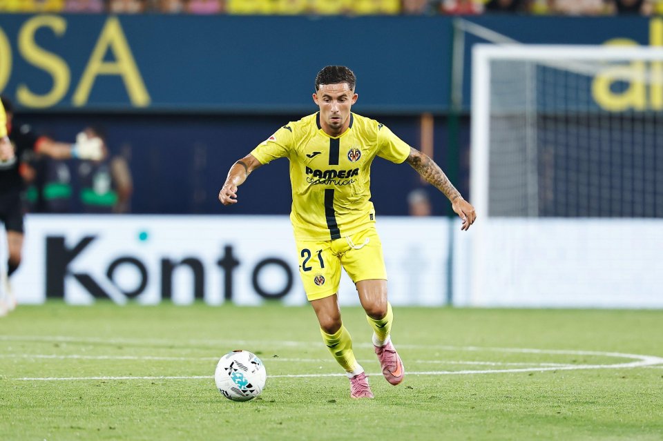 Yeremy Pino of Villarreal CF dribbling the soccer ball.