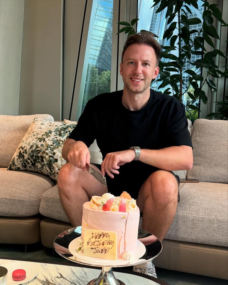 Judd Trump cutting into a birthday cake.