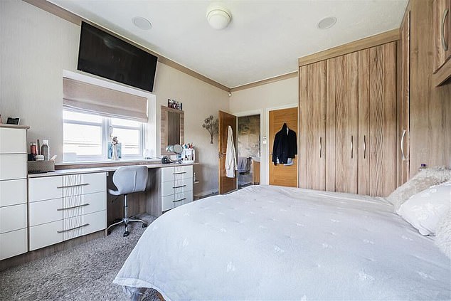 The fitted wardrobes and spacious ensuite double room in this listing is overshadowed in the listing in favour of the TV placement, which has people divided
