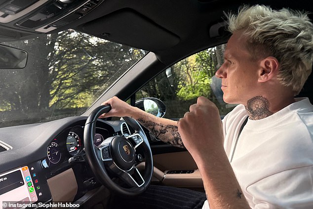 Also in the snaps, Jamie appeared to boast a brand new large neck tattoo which was visible as Sophie pictured him whilst he was driving