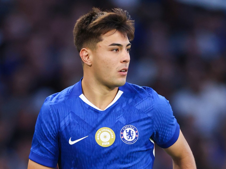 Aaron Anselmino of Chelsea running on the field.
