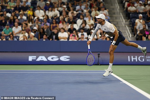 As a result of the interruption, umpire Greg Allensworth awarded Benjamin Bonzi a first serve