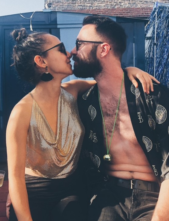 Fernanda and Michael kissing.