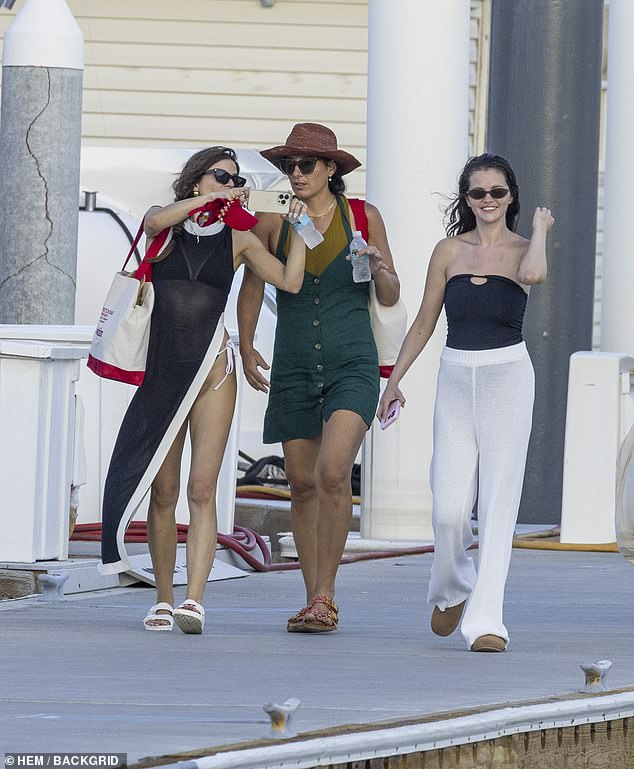 Later in the day, Selena stepped off the yacht to take in some of the local sights