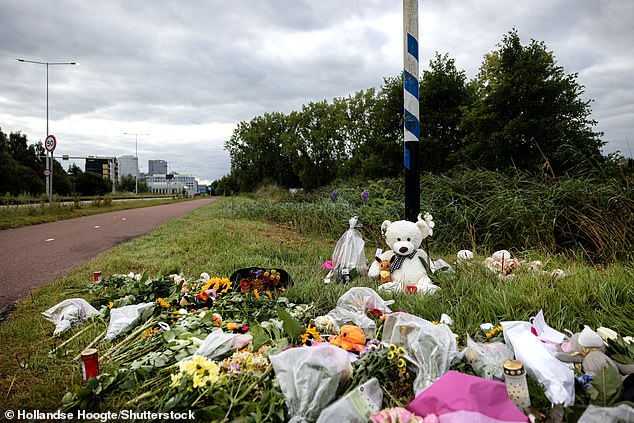 Flowers at the spot where 17-year-old Lisa was found dead along Holterbergweg in Duivendrecht