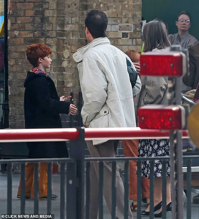 The cast were surrounded by extras also dressed in 90s outfits