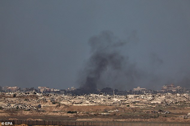 Smoke rises following Israeli airstrikes in the northern Gaza Strip as seen from the Israeli side of the border, August 25 2025