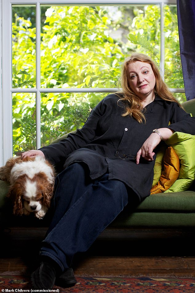 Over three decades and nine novels, Amanda went from a size 12 to a size 20. Pictured in 2011