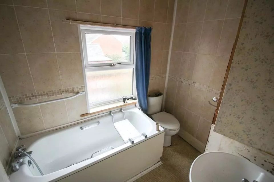Bathroom with bathtub, toilet, and sink.