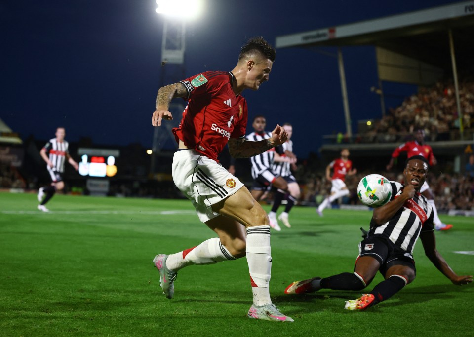 Manchester United's Benjamin Sesko in action during a soccer match.