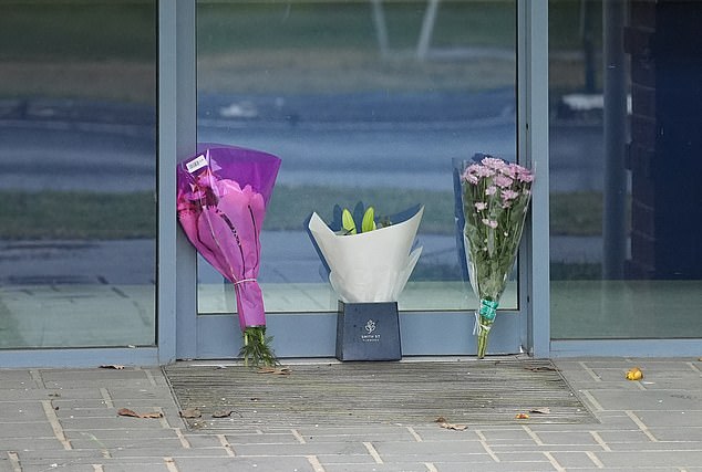 epa12328423 Flower tributes left at Myrtleford Police Station in Myrtleford, Australia, 28 August 2025. A significant search is underway for a 'heavily armed' fugitive involved in the 'cold-blooded murder' of two police officers.  EPA/SIMON DALLINGER AUSTRALIA AND NEW ZEALAND OUT
