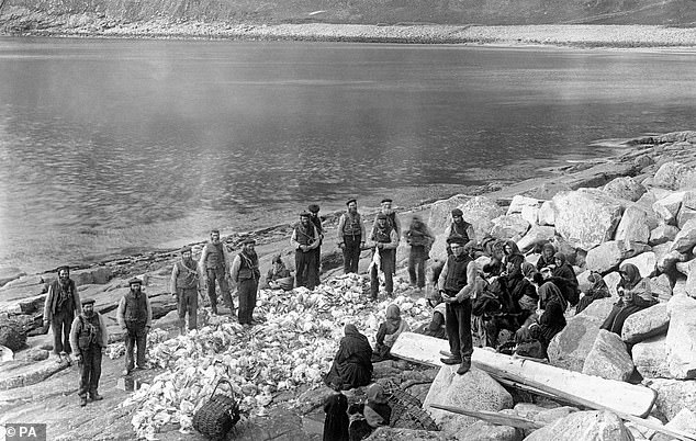 Residents on St Kilda are seen together, September 1926