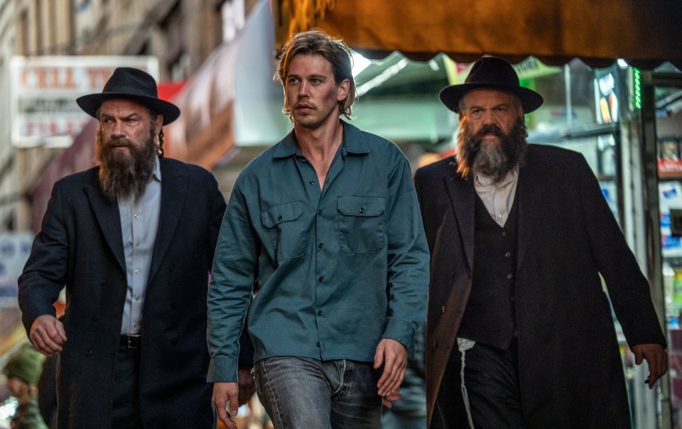 Film still of Austin Butler, Liev Schreiber, and Vincent D'Onofrio in *Caught Stealing*.