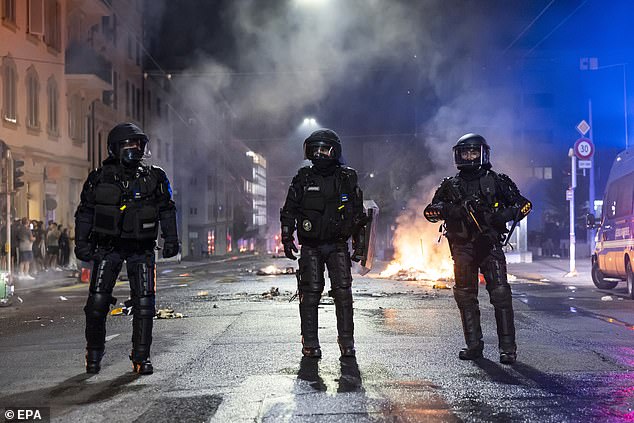 A 17-year-old Swiss resident of Lausanne fleeing police on a scooter reported stolen on Saturday, hit a wall and died early Sunday, despite resuscitation attempts by emergency services