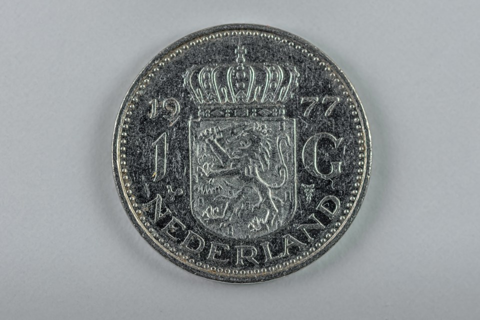 Front of a Dutch 1 guilder coin.