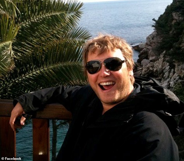 Despite his agony, Chris bravely recounted his fight with the disease in a blog called ¿Kicking Cancer in the Nuts¿