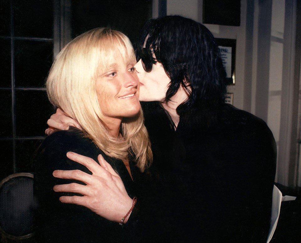 Michael Jackson kissing Debbie Rowe.