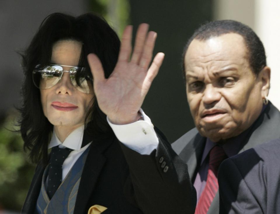 Michael Jackson and Joe Jackson arriving at court.
