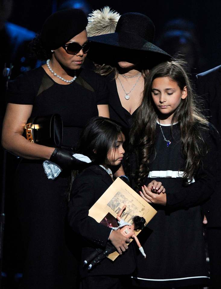 Janet and LaToya Jackson comforting Prince Michael Jackson II and Paris Jackson at Michael Jackson's memorial service.