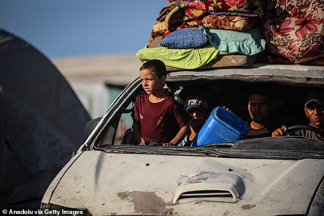 Palestinians are forced to flee and take to the roads due to the Israeli army's intense attacks on the northern Gaza Strip on August 28, 2025