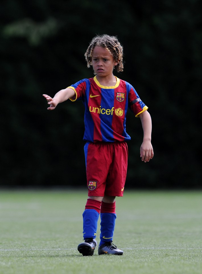 Eight-year-old Xavi Simons, a Barcelona youth player, instructing his teammates.