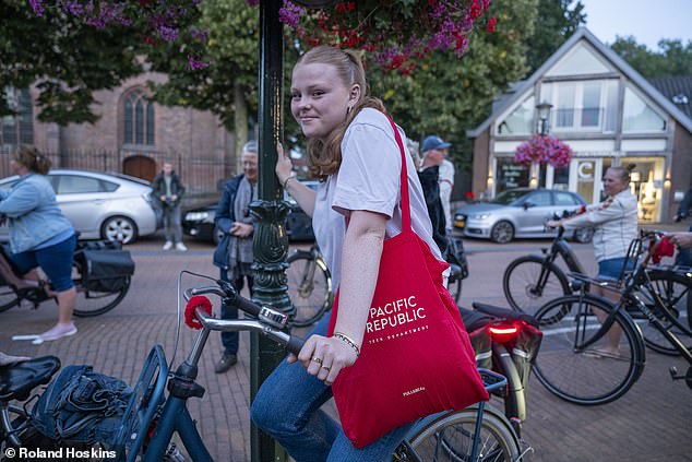 Women have been pairing their bicycles with red handbags (as seen above) in Lisa's memory