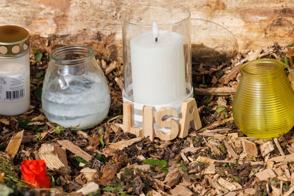 Tributes to Lisa at a cycle path.