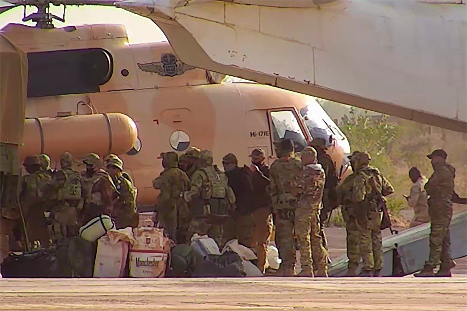Photograph of Russian mercenaries boarding a helicopter in northern Mali.