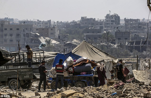 Internally displaced Palestinians flee during a military operation in the east of Al Sheikh Redwan neighbourhood in Gaza City, 30 August 2025