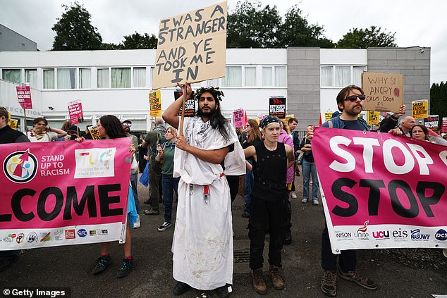 Counter protesters from Stand Up To Racism come out in support of refugees in Scotland on Saturday