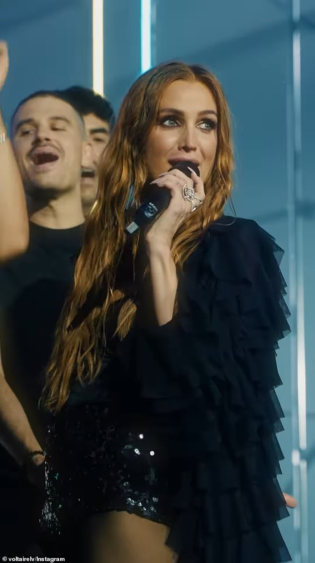 At one point, Ashlee invited her husband Evan ross on stage for a kiss as Jessica and their mom Tina Ann Simpson watched at the front of the crowd with no Eric in sight