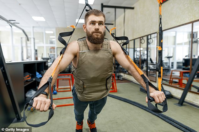 Experts recommend using vests weighing no more than 10 percent of your body weight, beginning with 15-30 minute sessions, and prioritizing posture