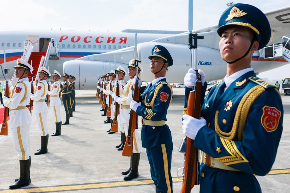 Honor guard at Tianjin airport awaiting Vladimir Putin's arrival.