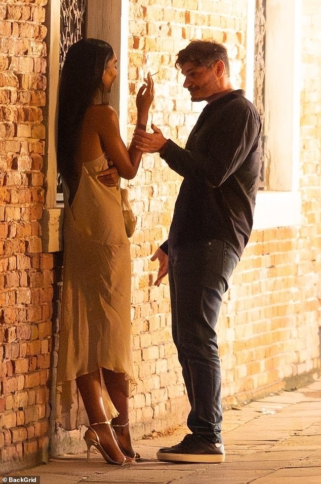 Laura and Helly reportedly snuck outside of the venue at around 11pm for an intimate smoke break