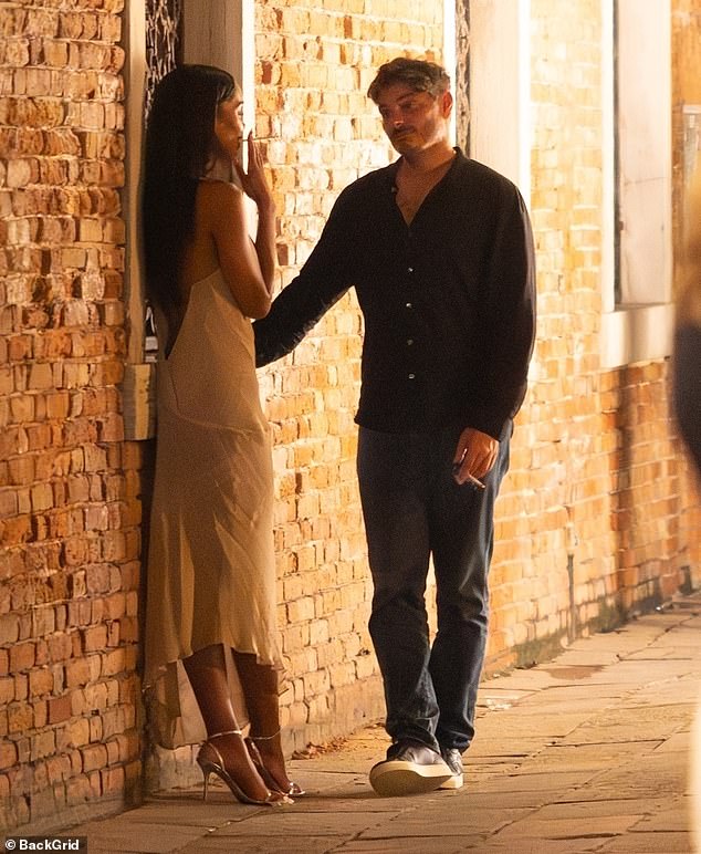 The couple looked very cosy as they enjoyed a smoke break together during dinner