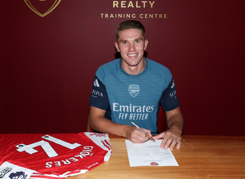 Viktor Gyokeres signing his Arsenal contract.